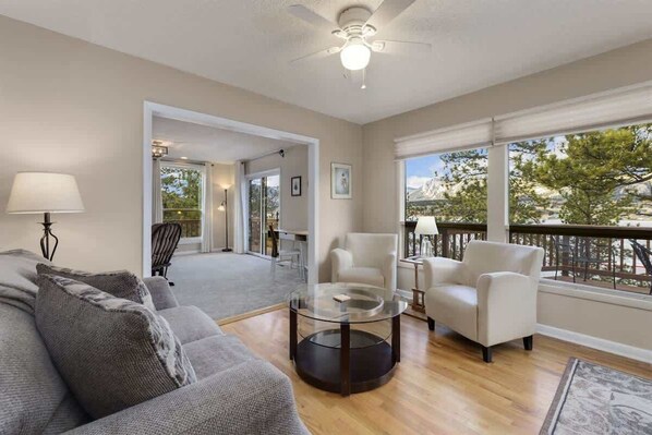 Televisie, een open haard, boeken en een kantoor