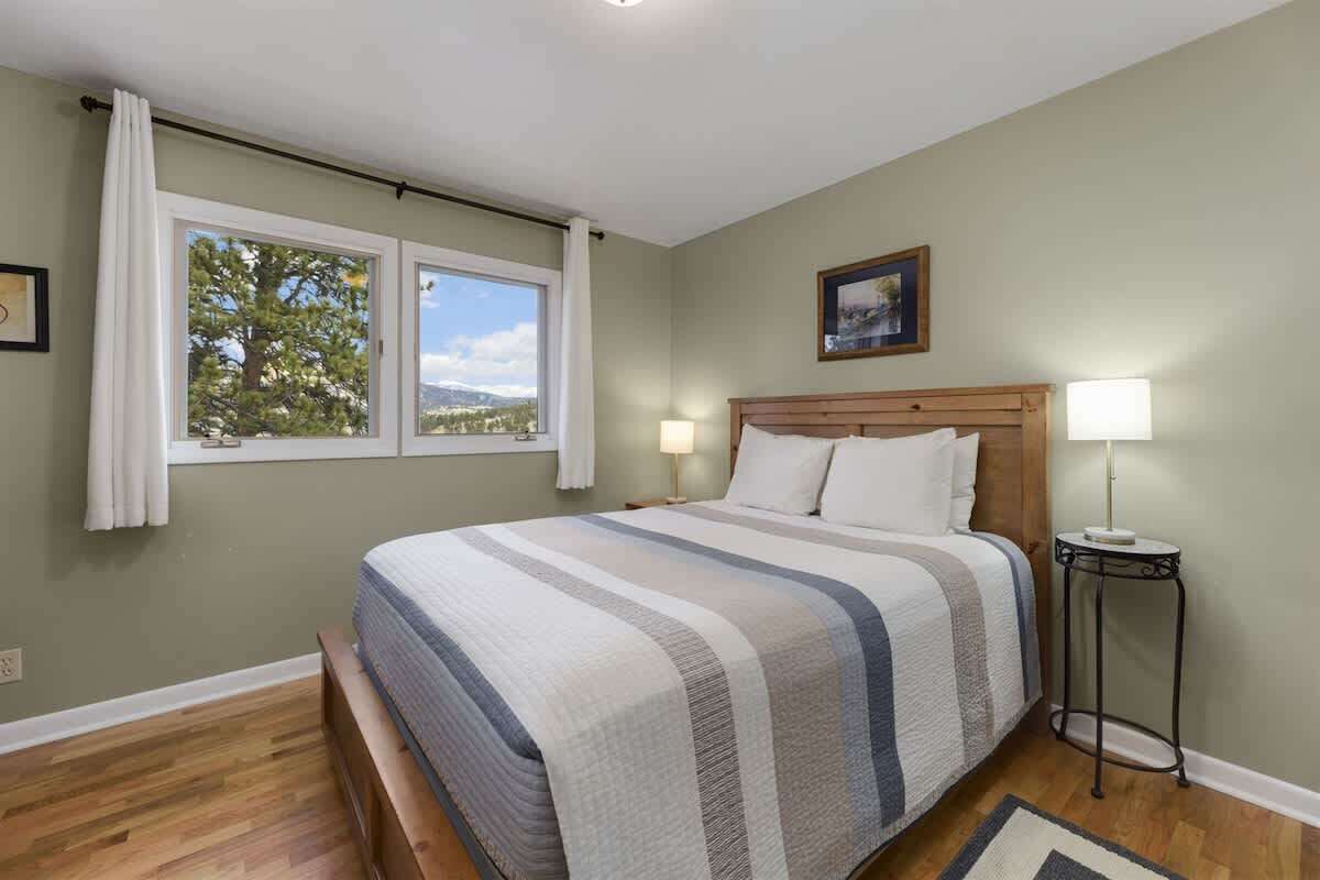 2 slaapkamers, een bureau, een strijkplank/strijkijzer, reisbedje