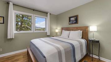 2 slaapkamers, een bureau, een strijkplank/strijkijzer, reisbedje