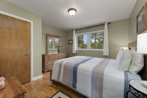 2 chambres, bureau, fer et planche à repasser, lit parapluie