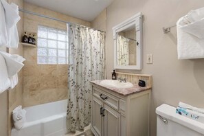 Douche, sèche-cheveux, serviettes fournies