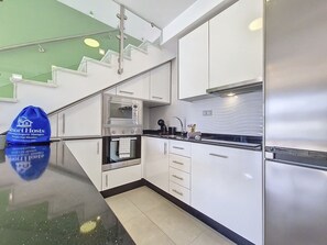 Een koelkast, een magnetron, een oven, een kookplaat