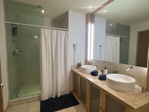 Sèche-cheveux, serviettes fournies, savon, shampoing