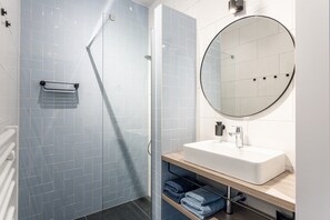 Dusche, Haartrockner, Handtücher, Seife