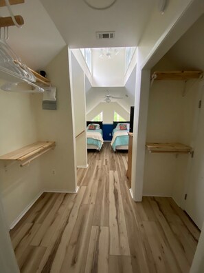 3 bedrooms, iron/ironing board, free WiFi, bed sheets -  Weeki Wachee river !! REAL FLORIDA! Read OUR  5 STAR REVIEWS (Spring Hill)