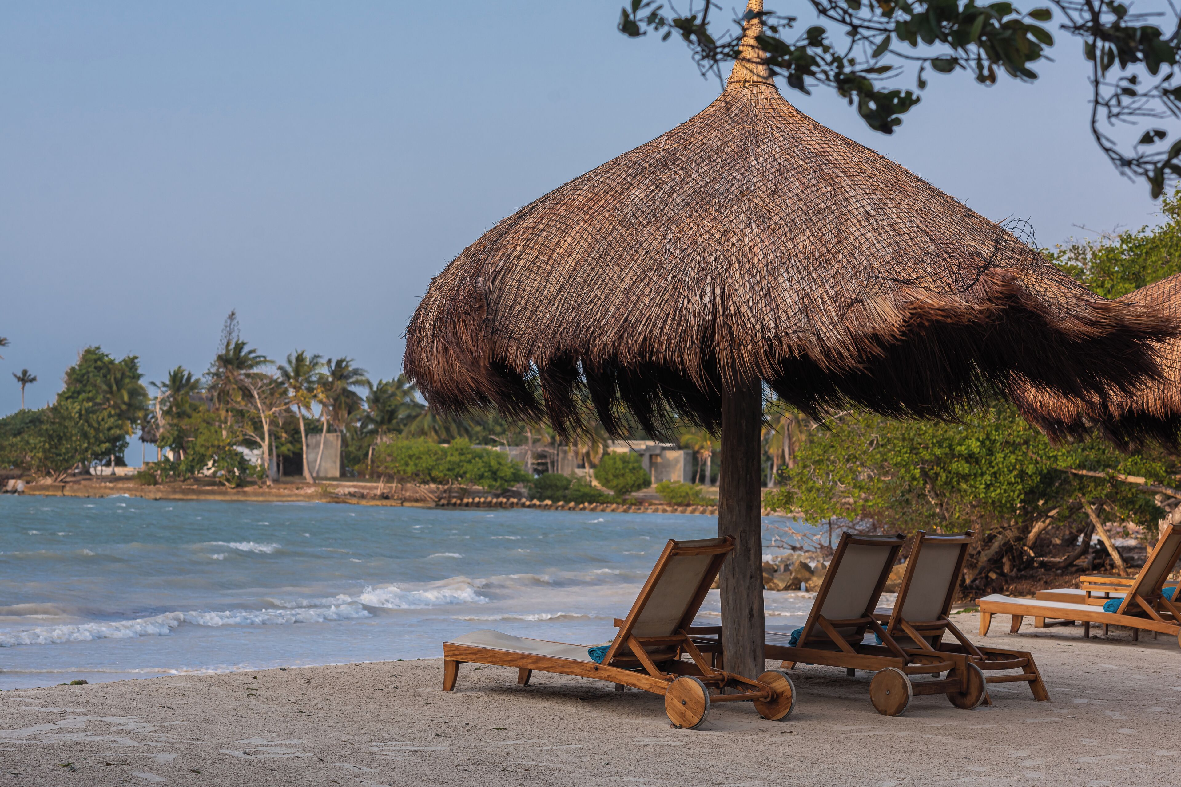 Privat strand, hvit sand og strandbuss