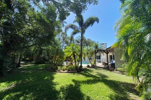 Property grounds - Cheerful 4-bedroom home with a private pool

 (Sarasota)