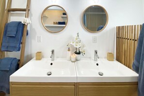 Hårtørrer, håndklæder, Sæbe, Toiletpapir