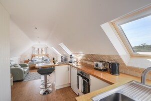 Frigorífico, hervidor eléctrico, tostadora y utensilios de cocina