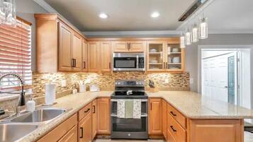 Køleskab, mikrobølgeovn, ovn, kogeplade