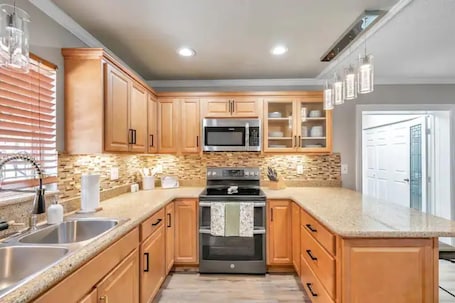 Fridge, microwave, oven, stovetop. Family Getaway - Relax, Enjoy, Adventure Sleeps 8