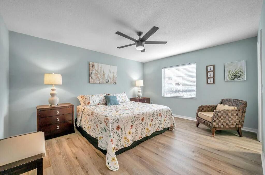 3 bedrooms, desk, iron/ironing board, travel cot