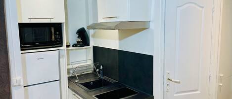 Kühlschrank, Mikrowelle, Wasserkocher mit Kaffee-/Teezubehör