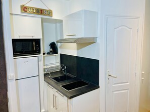 Réfrigérateur, micro-ondes, cafetière/bouilloire
