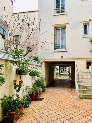 10 minutes from La Défense and 20 minutes from Paris or Rolland Garros