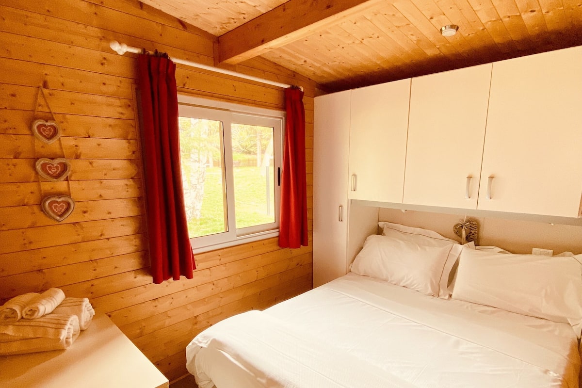 Klassieke chalet | 1 slaapkamer, luxe beddengoed, donzen dekbedden, een kluis op de kamer