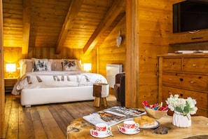 Romantic Suite | Peralatan tempat tidur premium, gebar bulu kapas, peti besi dalam bilik