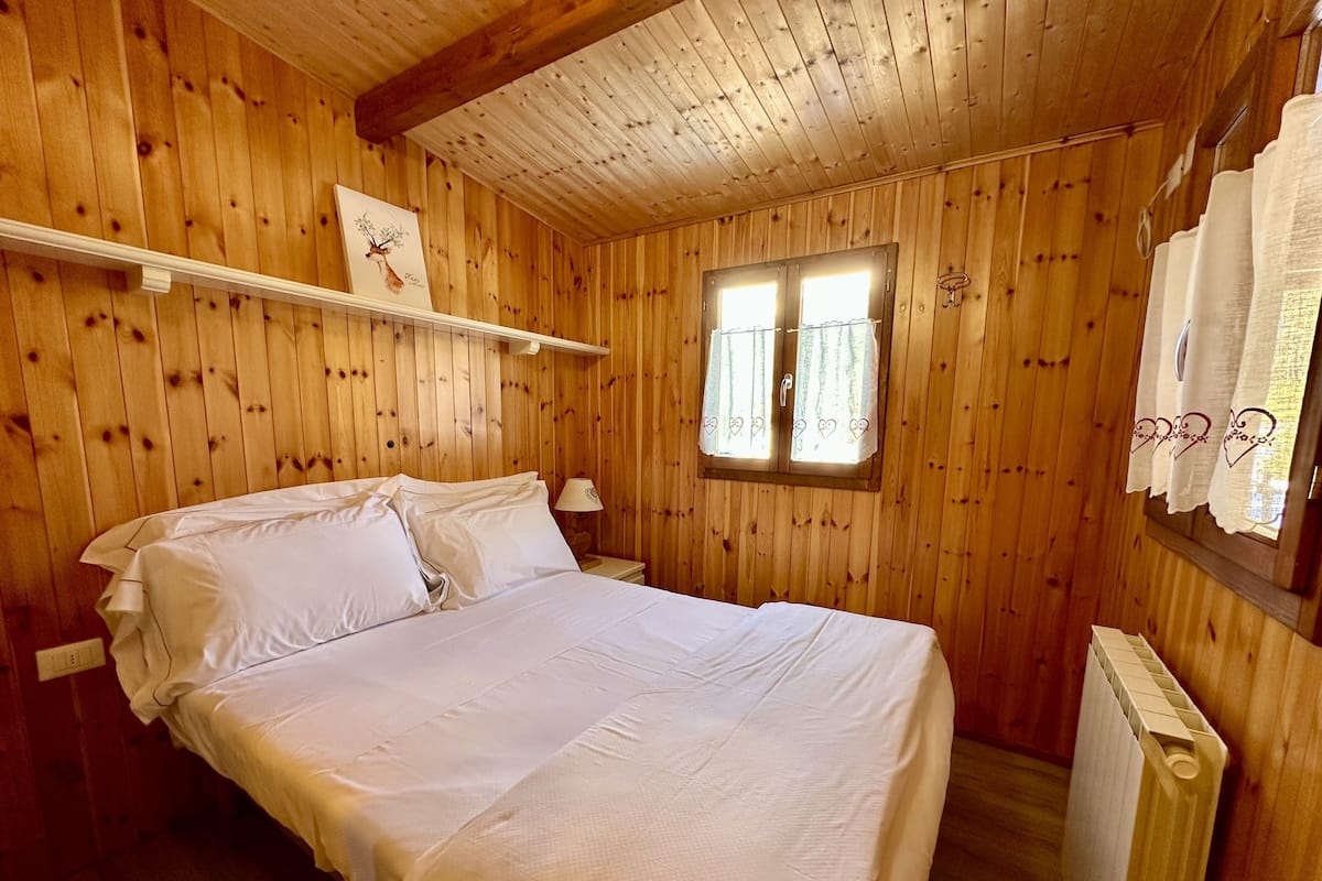 Eenvoudige chalet | 1 slaapkamer, luxe beddengoed, donzen dekbedden, een kluis op de kamer