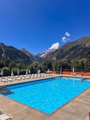 Kolam renang terbuka bermusim, kerusi lepak pantai