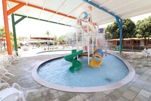 Inomhuspool och utomhuspool
