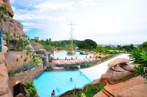 Inomhuspool och utomhuspool
