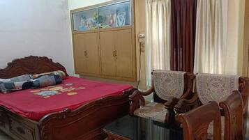 1 chambre, bureau, chambres insonorisées, fer et planche à repasser