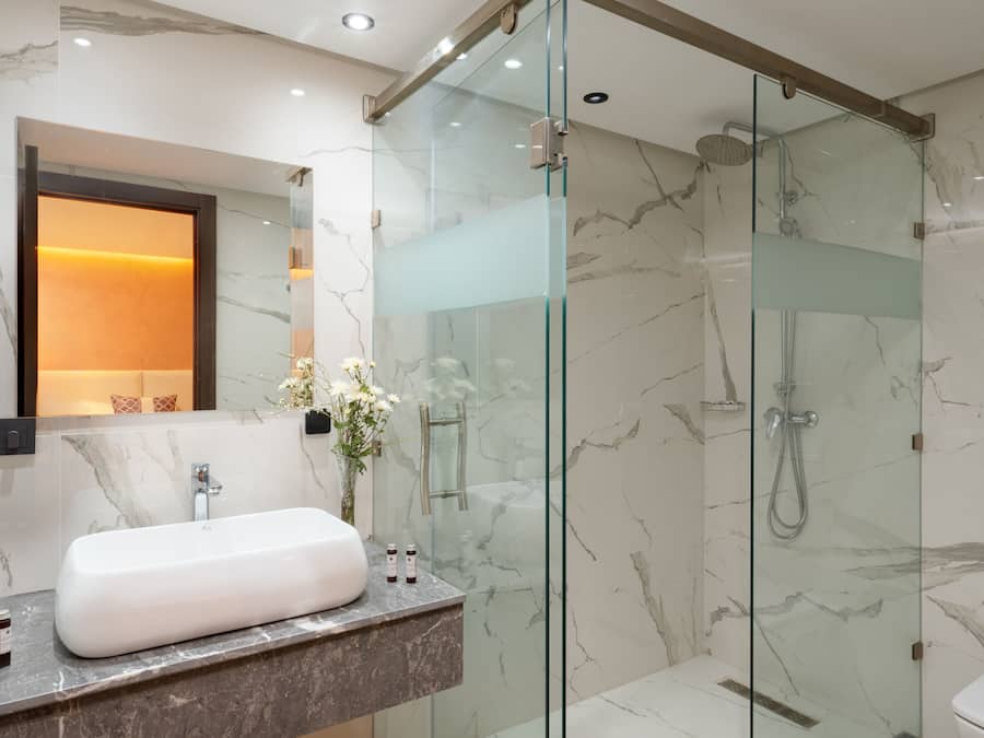 Ducha, artículos de higiene personal gratuitos y secador de pelo