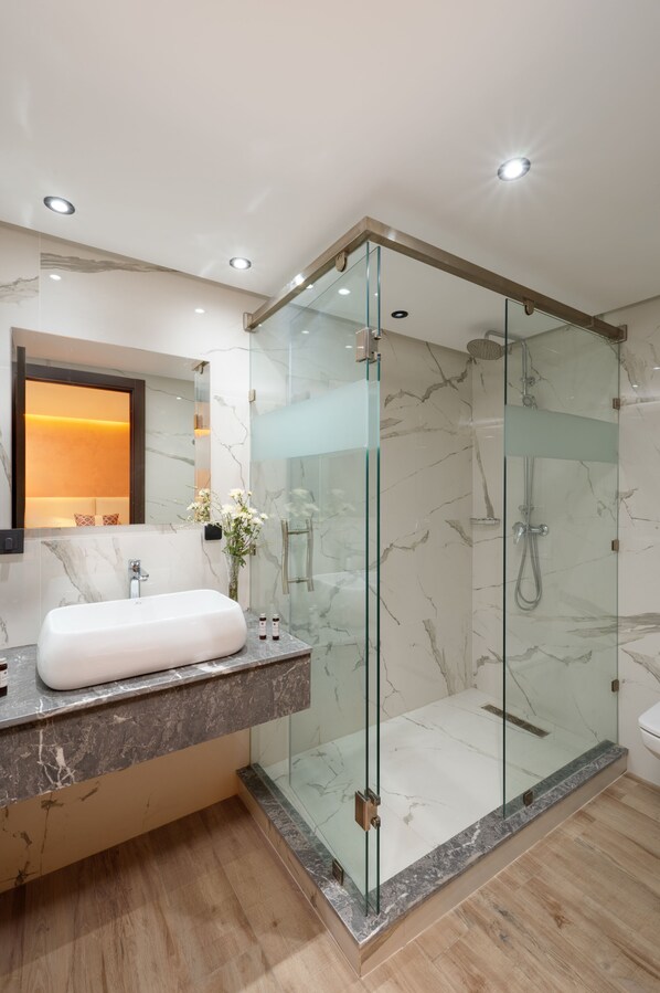 Shower, free toiletries, hair dryer, slippers - Swiss Continental Hotel (Marrakech)