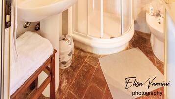 Douche, sèche-cheveux, bidet, serviettes fournies