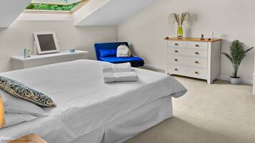 3 quartos, ferros/tábuas de passar roupa, berço de viagem