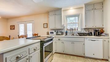 Coffee/tea maker, fridge, microwave, stovetop