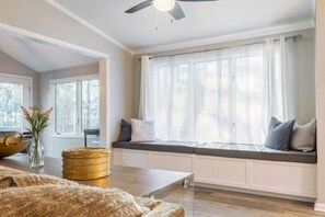 スマートテレビ、テレビゲーム、書庫、PC モニター