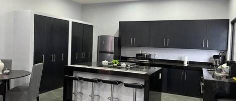 Kühlschrank, Mikrowelle, Ofen, Herdplatte