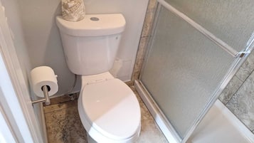 Suihku, hiustenkuivaaja, pyyhkeet