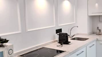 Een koelkast, een magnetron, een vaatwasser