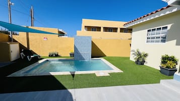 Una piscina al aire libre