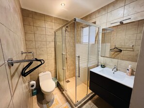 Dusche, Handtücher, Seife, Toilettenpapier