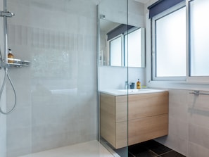 Shower, hair dryer, towels, soap - 2-room apartment with terrace, close to the center (Cannes)
