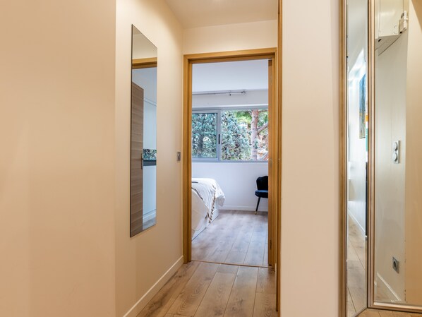 1 dormitori, planxa i posts de planxar, wifi i roba de llit