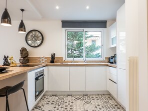 Fridge, microwave, oven, stovetop