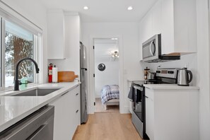 Fridge, microwave, oven, stovetop - The Fisherman's Escape - Sauna & Steam Shower (Chilliwack)