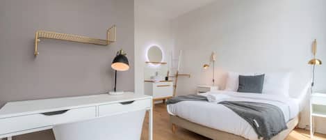 11 bedrooms, desk, iron/ironing board, internet