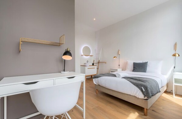 11 bedrooms, desk, iron/ironing board, Internet