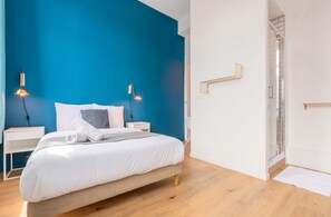11 slaapkamers, een bureau, een strijkplank/strijkijzer, internet
