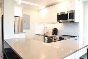 ثلاجة، ميكروويف، فرن، موقد طهي مسطح