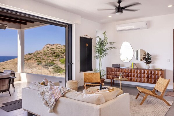 Téléviseur, table de ping-pong, chaîne audio