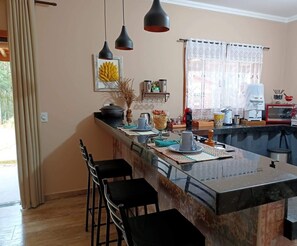 Dining - Natureza, Privacidade, Ar Puro e Clima de Montanha. Casa Completa e Confortável (Gonçalves)