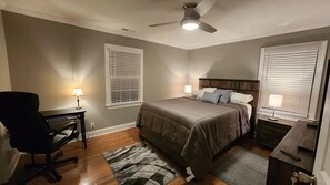 3 bedrooms, desk, iron/ironing board, travel cot - Deluxe! New Cozy Apt Near Downtown, Ready for Families and Business Travelers.
(Raleigh)