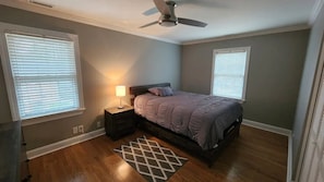 3 habitaciones, escritorio y tabla de planchar con plancha 