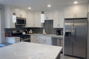 Réfrigérateur, four à micro-ondes, un four, surface de cuisson